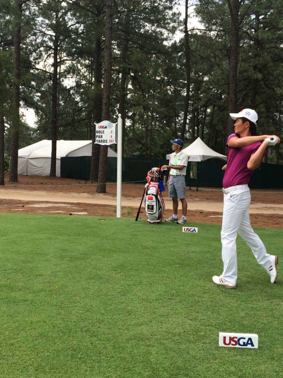 松针球场第2洞的发球台指示牌，这是一个长达507码的五杆洞，为球员提供了抓鹰或抓鸟的机会。