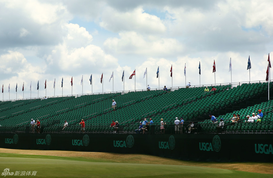 安静的观众席：空无一人的看台在阳光下等待着，不久之后这里将被球迷的欢呼与掌声所填满