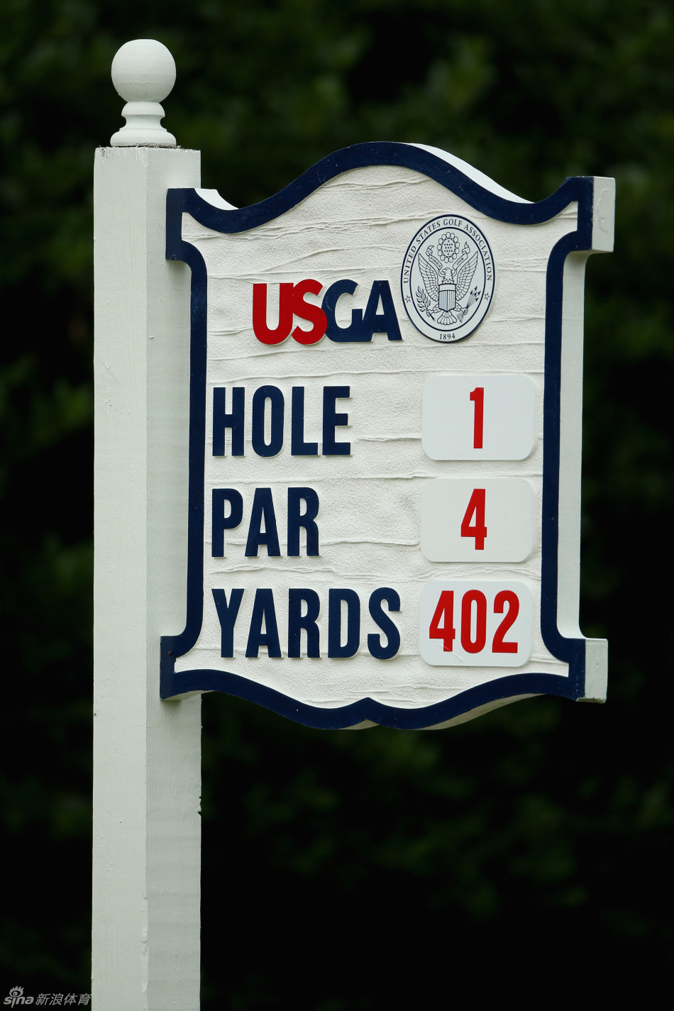 无声的向导：简洁明了的赛场指示牌矗立在岔路口，确保所有人在这个庞大的赛场中都能准确抵达目的地