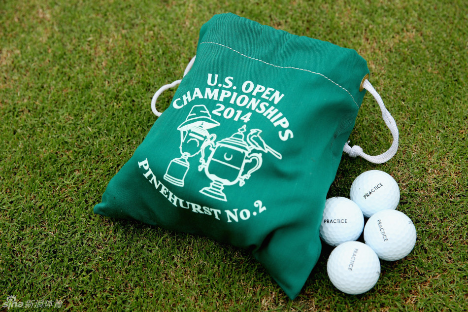 球员的装备哲学：一个装满崭新高尔夫球的小袋子，象征着职业球员对每一个细节的专注与准备