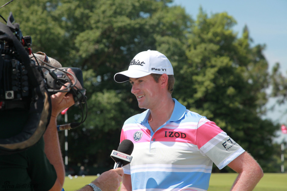 梁文冲与团队围坐一起分析战略，气氛专注而团结