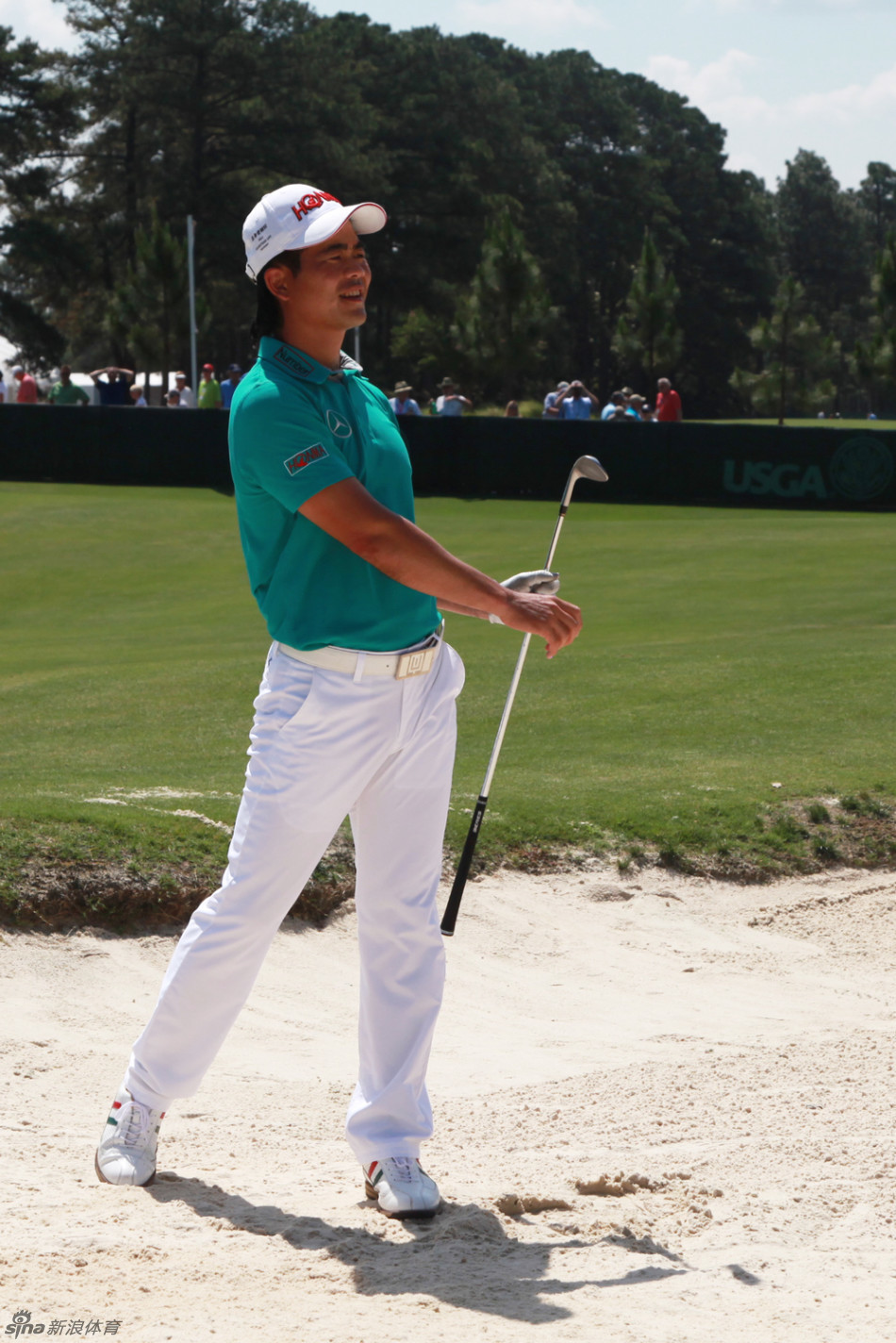 梁文冲在沙坑中全神贯注准备救球，沙土飞扬间尽显专业技巧