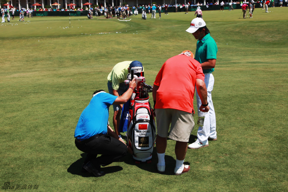 梁文冲与团队成员在果岭边并肩观察球路，团队协作凝聚力量