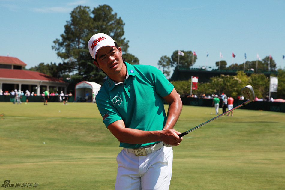 梁文冲结束一轮比赛后擦拭汗水，阳光下的侧脸写满坚毅与专注