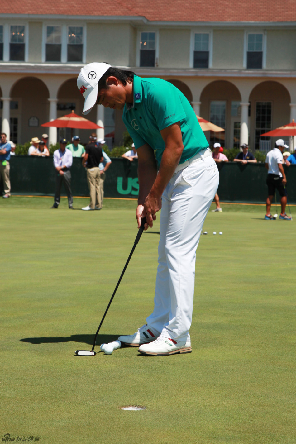 梁文冲与韩国选手卢乘烈并肩合影，两人笑容灿烂展现赛场友谊