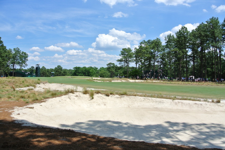松树丛球场的标志性‘推杆男孩’铜像，戴着草帽的孩童形象成为这座历史球场温馨而有趣的象征。