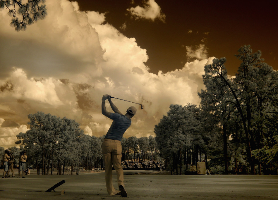 里奇·福勒头戴经典扁帽，身着复古风格的高尔夫球衫，最为醒目的是他及膝的亮色格子长袜，这一身装扮是对高尔夫早期时尚的深情致敬。