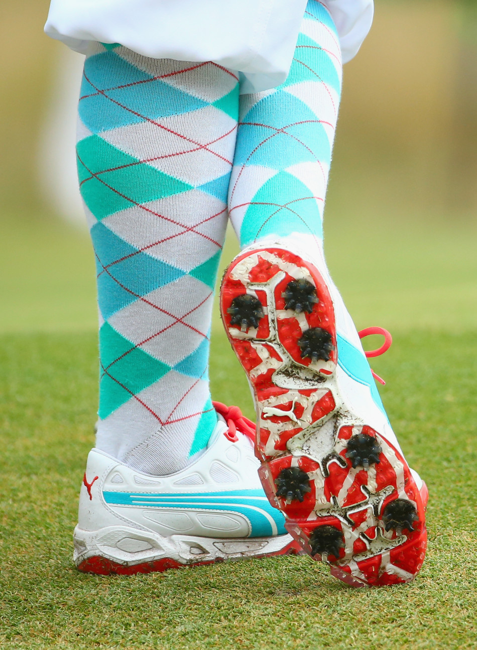 使用鱼眼镜头拍摄的高尔夫比赛现场，看台上座无虚席，热情的观众们正全神贯注地观看比赛，扭曲的视野带来强烈的沉浸感与现场热度。