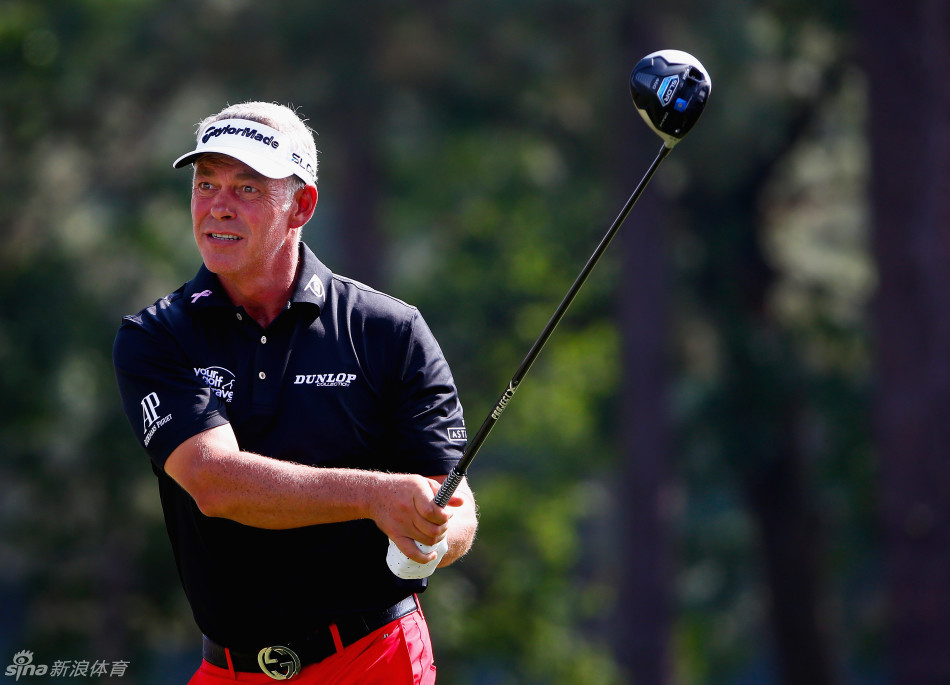 南非名将肖尔·舒瓦泽尔在茂密树影下的长草中审慎观察球位，准备下一杆的救球，展现了球场策略的复杂性。