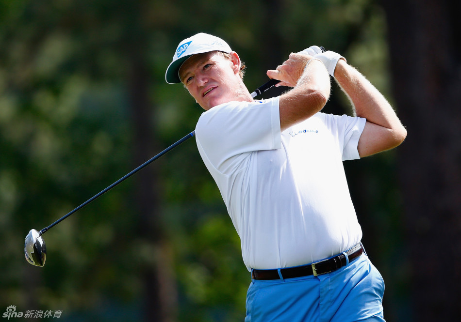 美国球员在果岭上弯腰仔细标记高尔夫球的位置，专注的神情凸显了职业赛事中每一杆、每一推的严谨与精确。