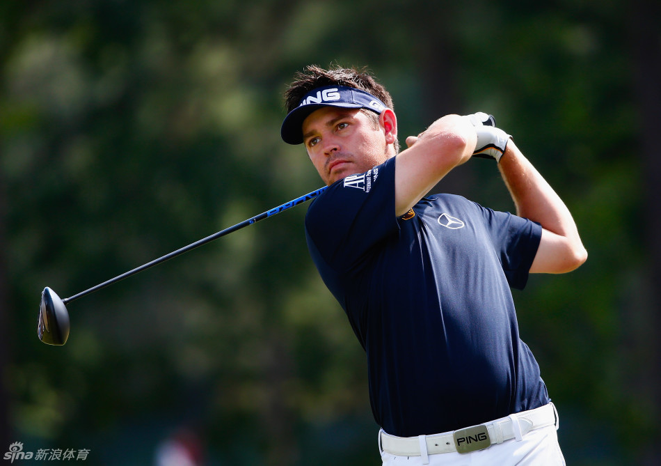 一位球员正以标准的预备姿势进行开球，身体扭转充满力量感，背景是开阔的球道，象征着挑战与征服的开始。