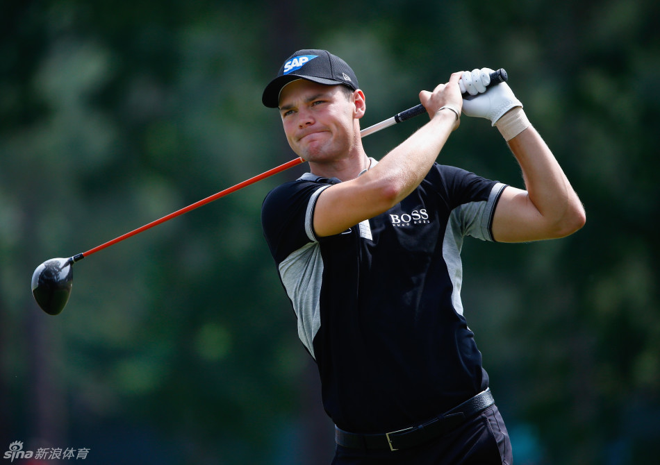 比赛次轮的一组球员正并肩走向下一个发球台，阳光将他们的影子拉长，画面充满了竞技之外的同行者意味。