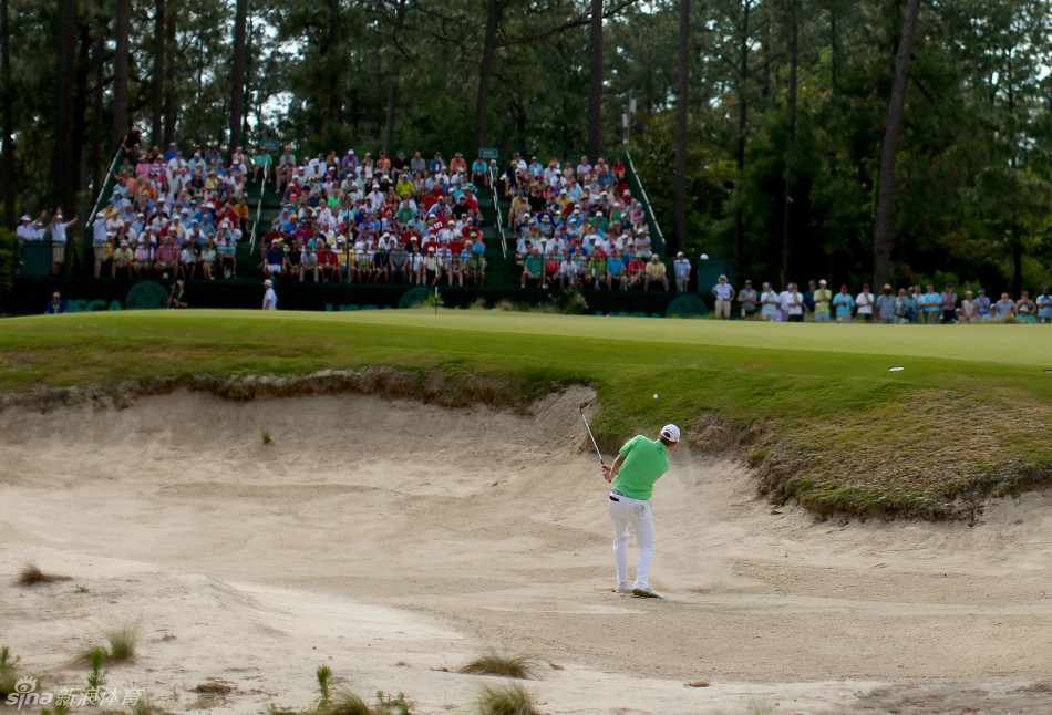 马汀-凯梅尔在深草区中沉稳挥杆，杆头划破草丛的瞬间，充满力量与决断