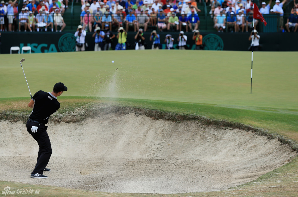 夕阳下，球员在荒草区完成救球后收杆，身影与球场融为一体，静谧而富有张力