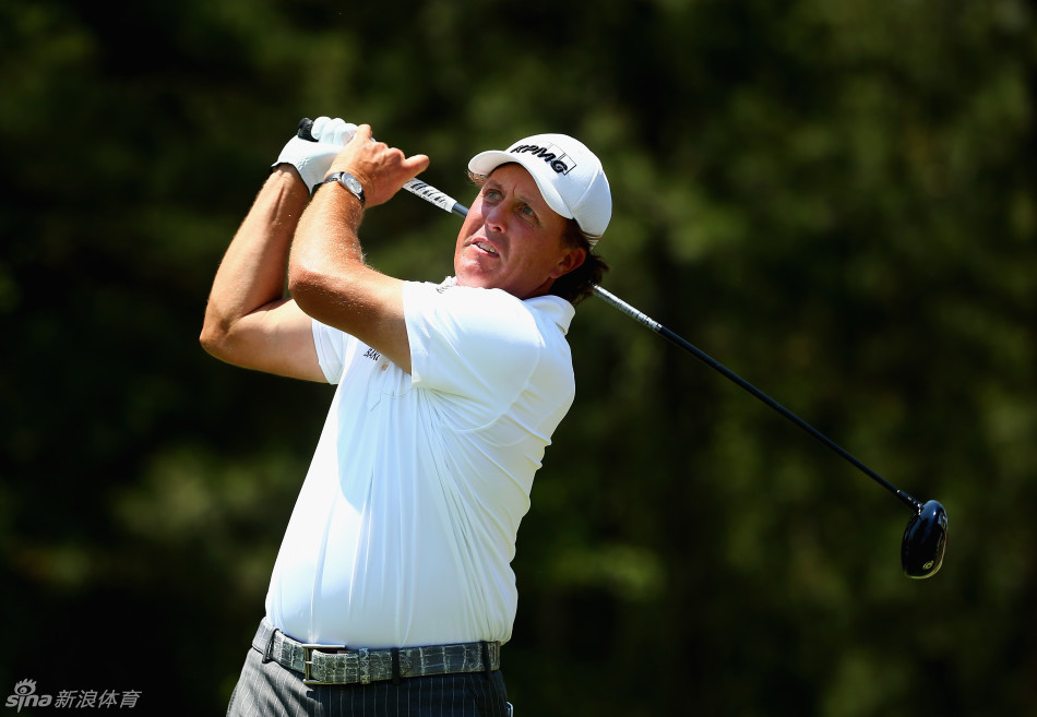 米克尔森全力开球瞬间,身体扭转如满弓,目光紧随球迹飞向远方