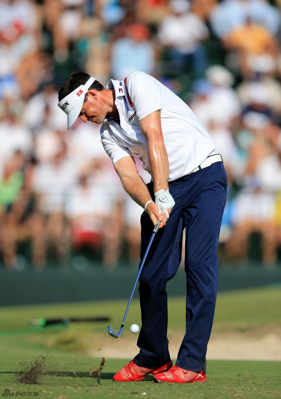 凯梅尔躬身凝视果岭,神情专注如鹰隼瞄准目标,手中推杆即将决定小白球的命运