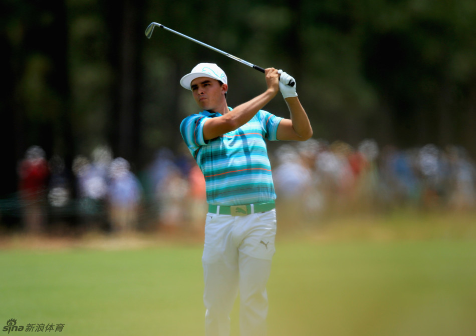 布拉德利脚踏鲜红高尔夫鞋步伐坚定,色彩夺目如绿茵场上的燃烧火焰