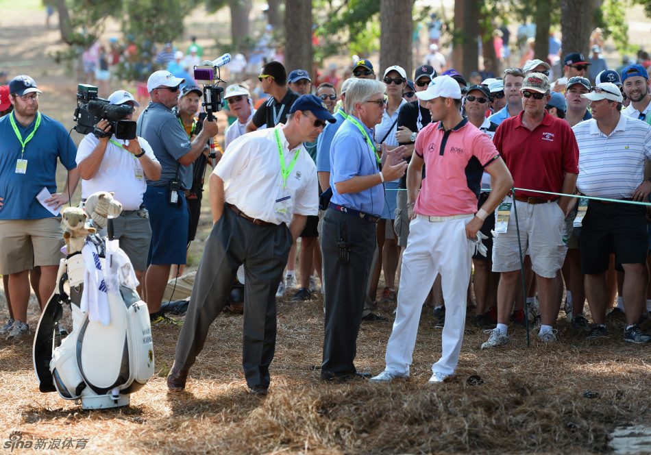 凯梅尔抛球时神情肃穆,阳光在他金色发梢跳跃,仿佛为重要抉择凝聚时光