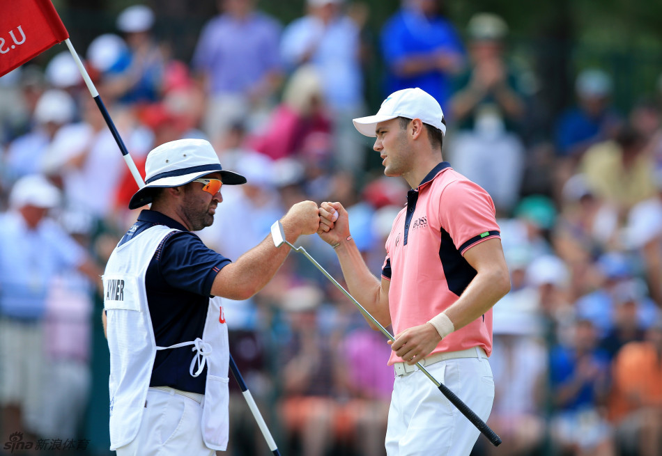 凯梅尔懊恼抱头瞬间,手指深陷发丝,展现顶尖选手对完美的严苛追求