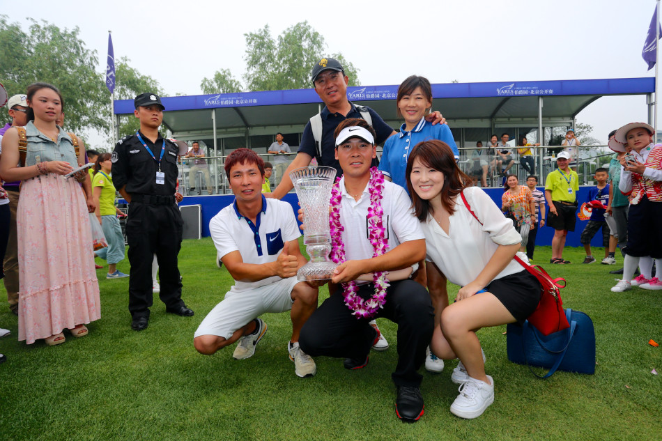 张新军实现历史性突破后，手持冠军奖杯，与专程赶来分享喜悦的家人紧紧相拥，温情瞬间令人动容。