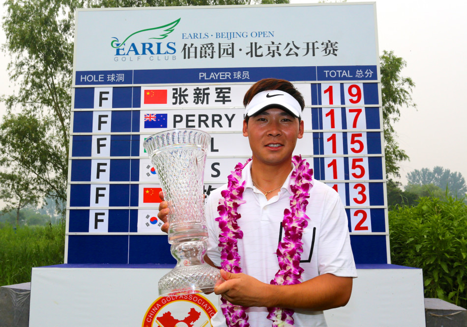 窦泽成完成一次完美击球后潇洒收杆，身体姿态舒展平衡，彰显出年轻一代球员的技术与自信。