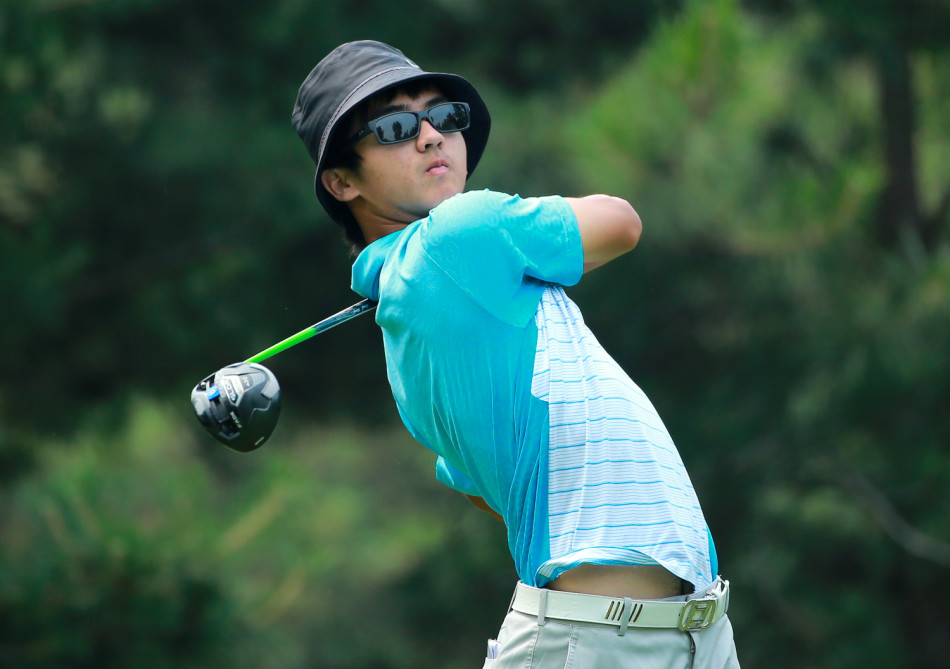 决赛轮中，胡牧全神贯注，大力开球，白衣身影在绿茵场上划出一道充满力量的弧线，尽显拼搏姿态。