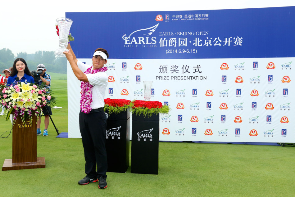 马修·佩瑞在比赛中出现重大失误后神情难掩沮丧，独自走向下一洞，背影透出竞技体育的残酷与无奈。