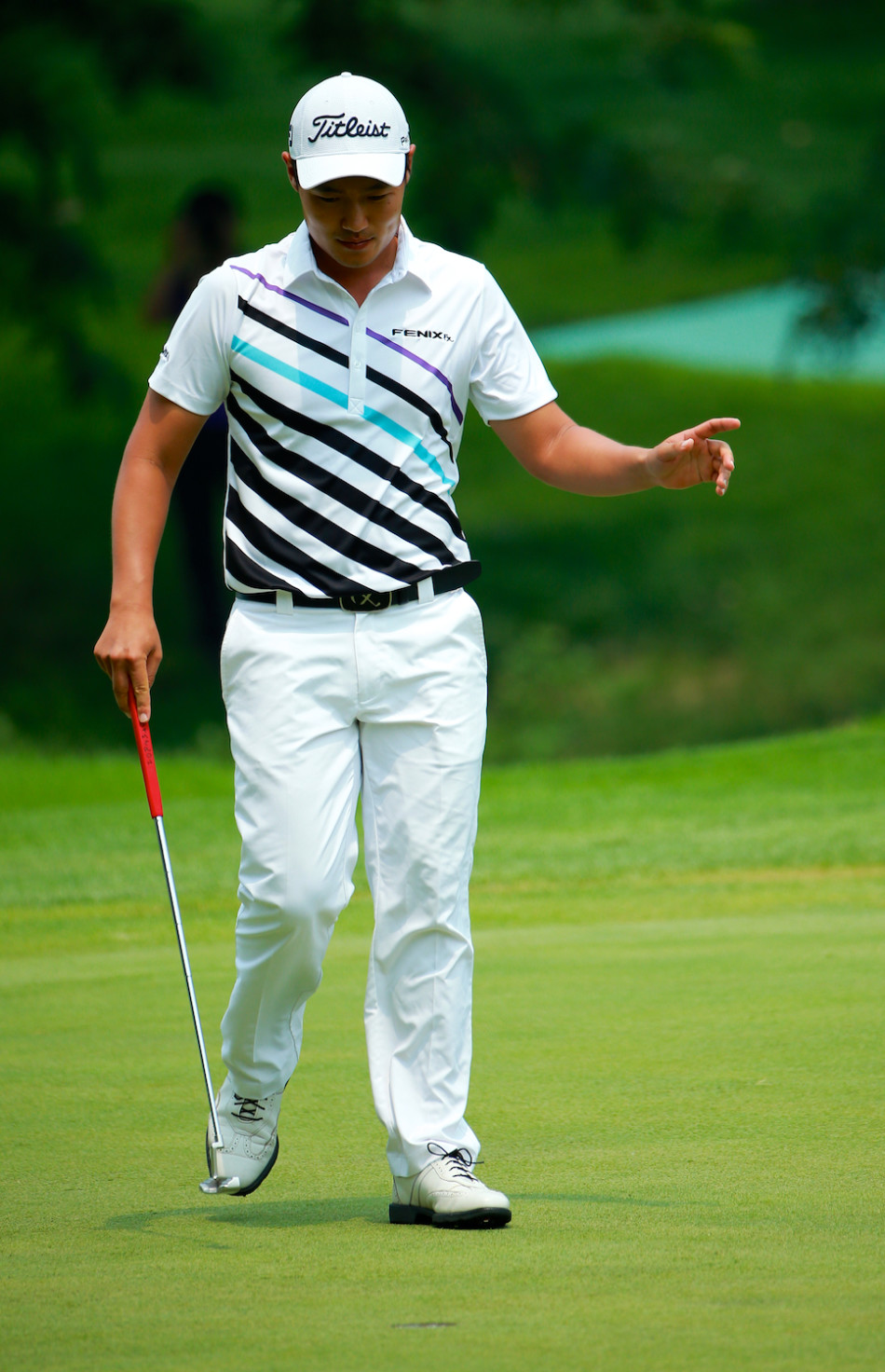 马修·佩瑞在发球台上准备开球，动作标准而充满张力，眼神坚定地望向前方的球道。