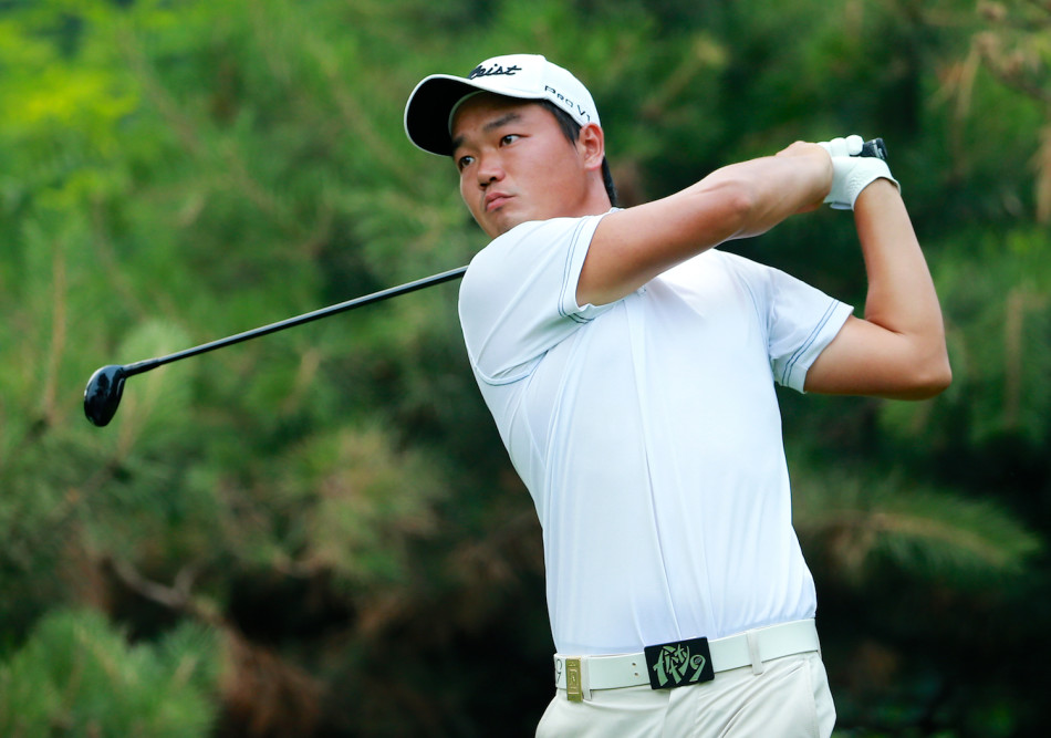 隆重的颁奖典礼上，赛事领导、颁奖嘉宾与冠军得主并肩站立，共同举起奖杯，笑容满面地留下具有纪念意义的官方合影。