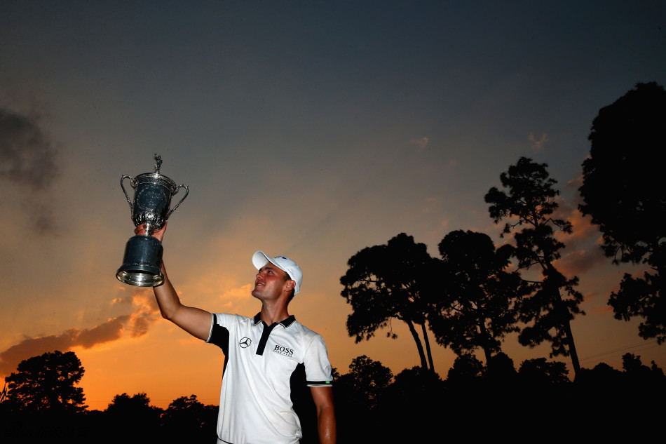 凯梅尔伸出大拇指为自己点赞，脸上洋溢着纯净而开心的笑容，这是对自我努力的最高肯定，自信而坚定。