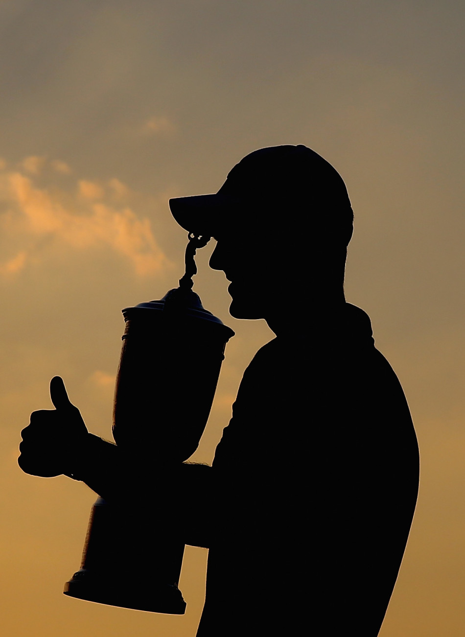 夺冠后，凯梅尔与父亲深情拥抱，他将这座意义非凡的冠军奖杯献给了父亲，感恩家人一路的支持与陪伴。