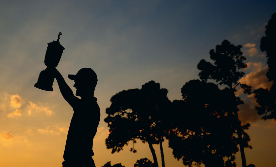 凯梅尔站在赛事主记分牌前留影，记分牌清晰地显示着他-9杆的总成绩与8杆的巨大领先优势，这是他统治级表现的最好证明。