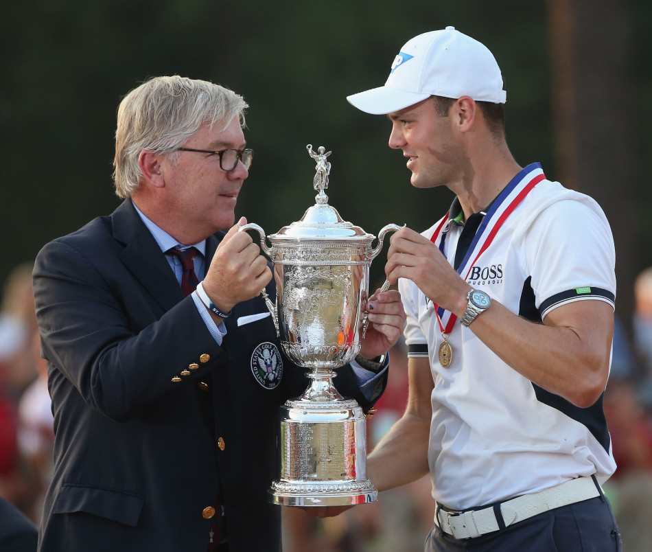 凯梅尔亲吻着珍贵的美国公开赛奖杯，闭上双眼，仿佛在回味这来之不易的胜利瞬间，心中充满了激动与感恩。