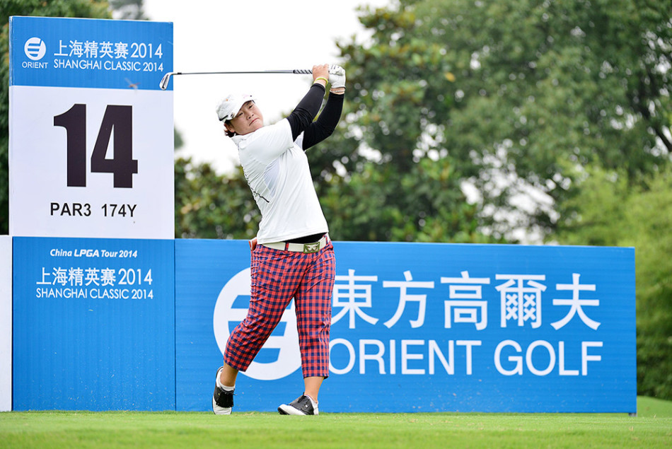 比赛结束后，杜墨含与同组前辈击掌相庆，灿烂的笑容里充满了胜利的喜悦和对前辈提携的感激。