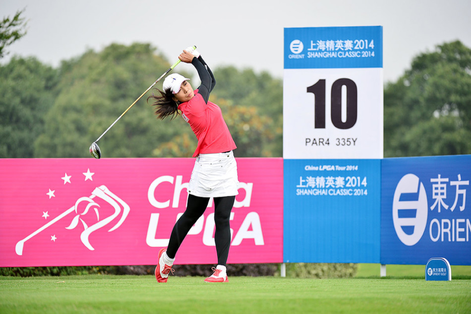 赛后颁奖典礼上，杜墨含与赛事工作人员合影留念，她手持奖杯，身旁是默默支持她的家人，画面温馨而感人。