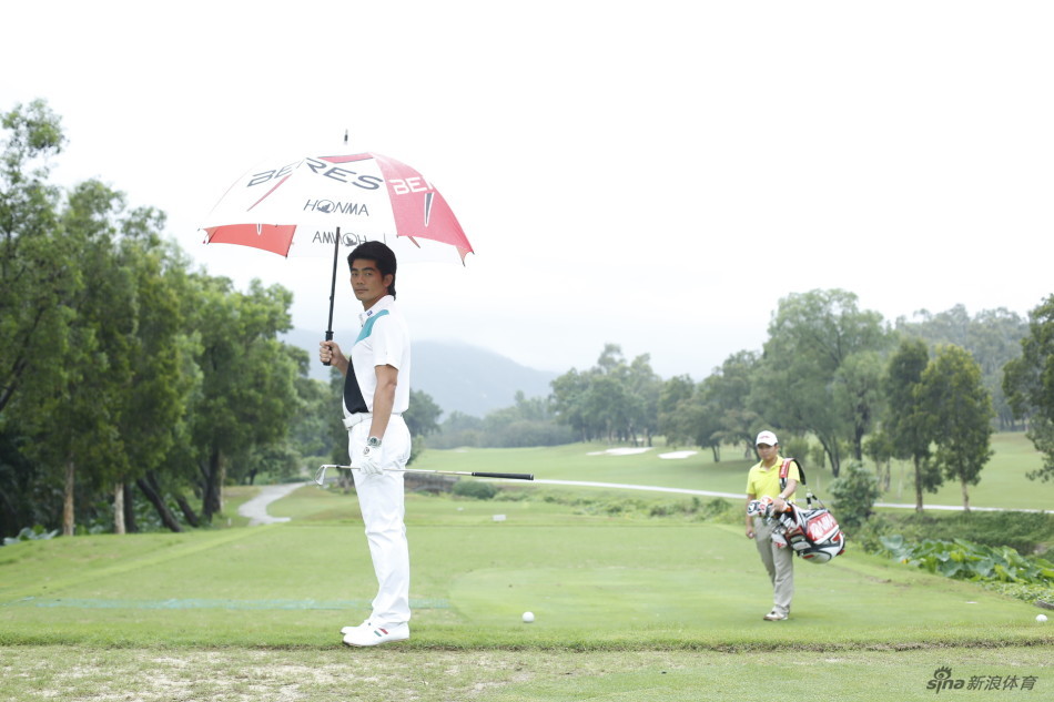 梁文冲与青少年球员亲切交流，俯身指导动作，眼神充满鼓励与期望