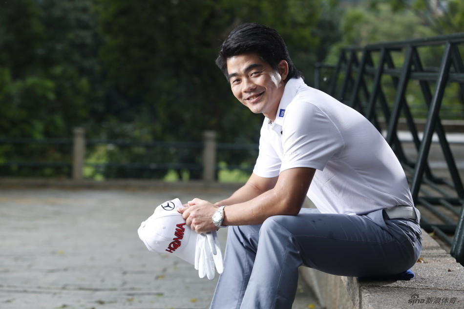 梁文冲身着优雅运动服，在发布会上面带微笑，气质沉稳自信