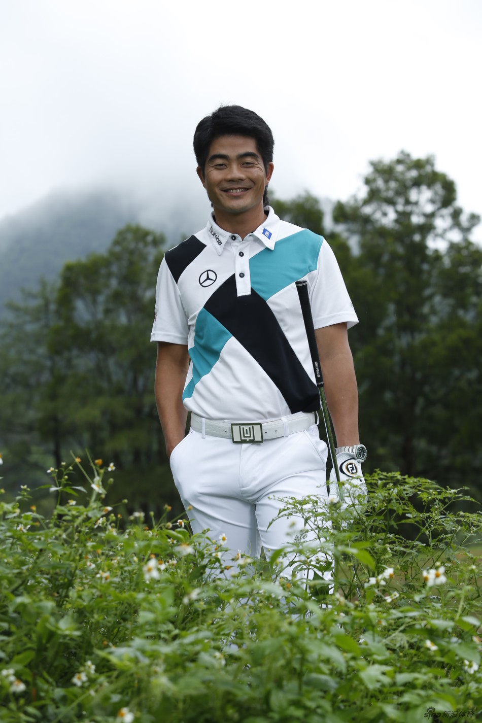 梁文冲在国际大赛中沉稳推杆，周围观众屏息凝神，气氛紧张而专注