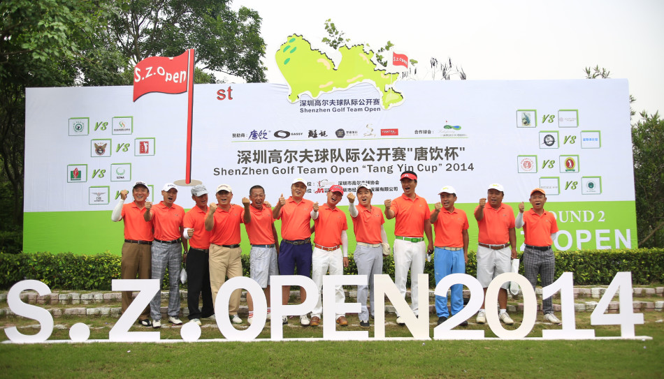 “哈纳”朝鲜族队成员身着特色队服，于开球前展露自信笑容，展现了多民族文化在高尔夫运动中的融合与活力。