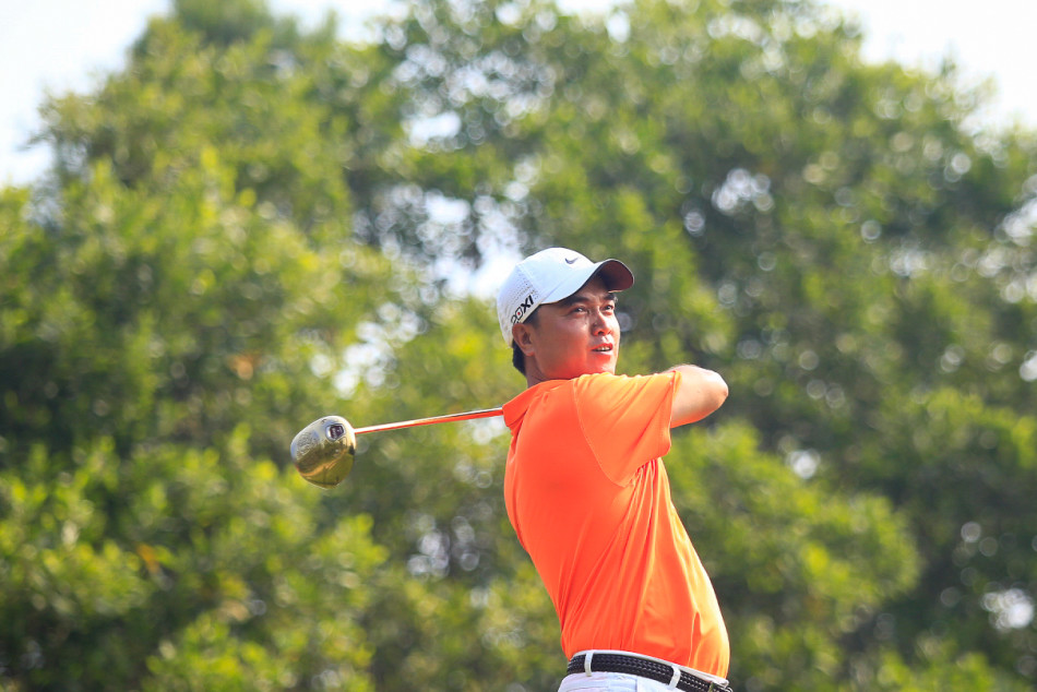 宝卓队队员全神贯注，以一号木奋力开球，动作流畅充满力量，象征比赛激情正式点燃。