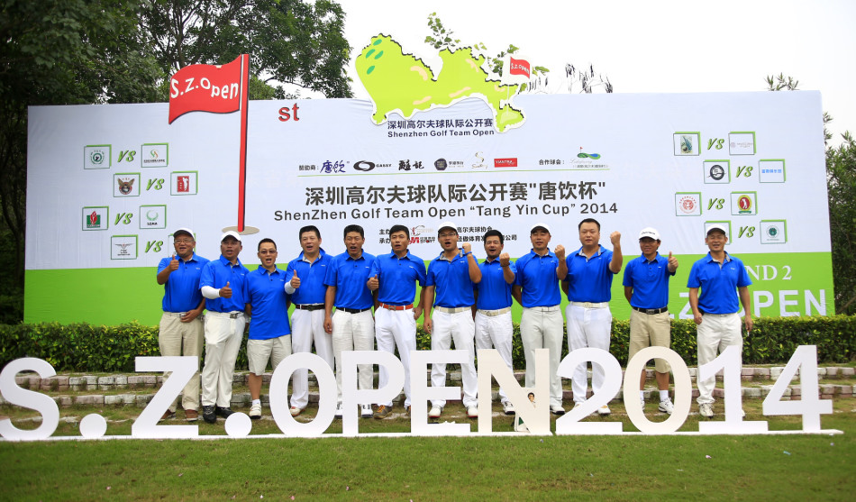 宝卓队全体队员赛前合影，队伍士气高昂，展现出志在必得的团队风貌与冠军气场。