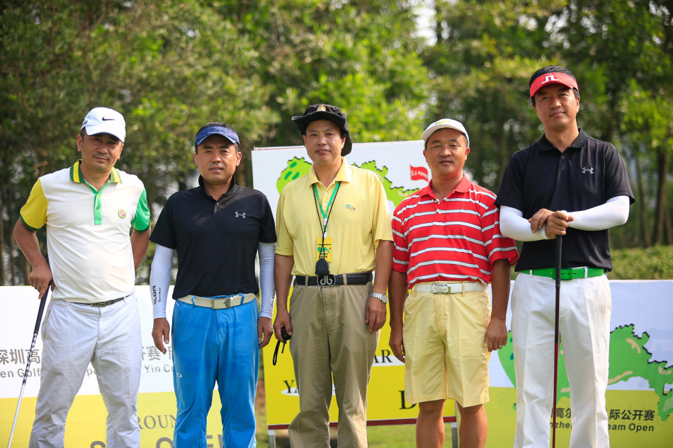 裁判长风尘子与参赛队员们亲切合影，其居中位置彰显权威，和谐氛围体现了规则与友谊的并重。