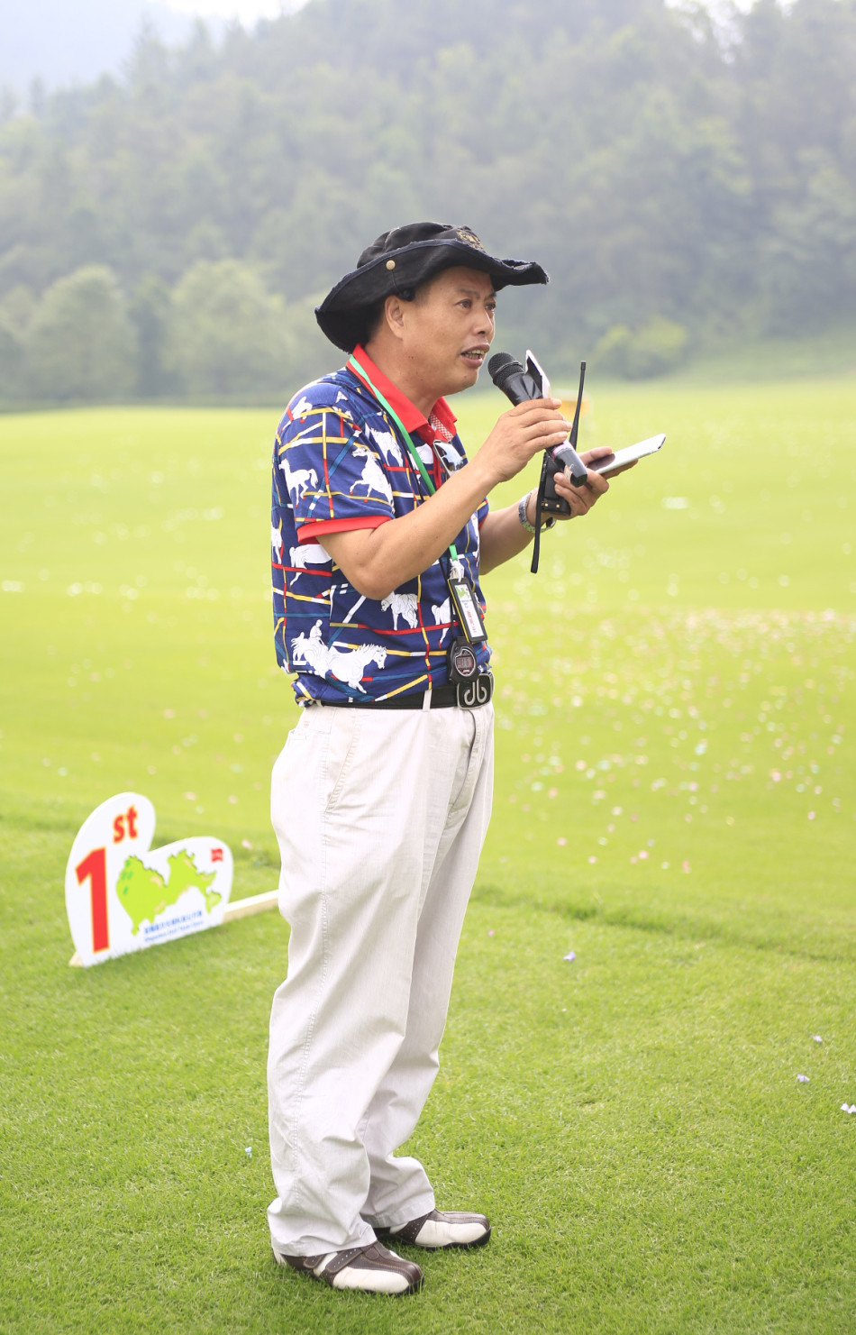 裁判长风尘子赛前面向全体参赛队员发言，神情认真，强调规则与赛事精神，为比赛奠定公平公正的基调。