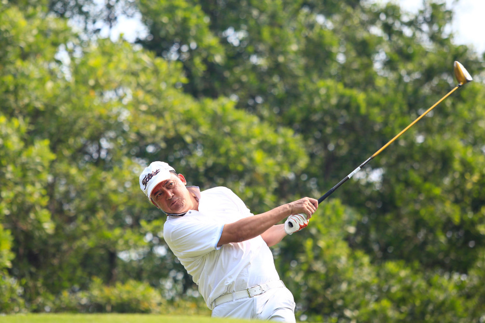 选手在球道上奋力一击，身体姿态充满动感与张力，完美诠释了高尔夫运动力量与技巧相结合的美感。