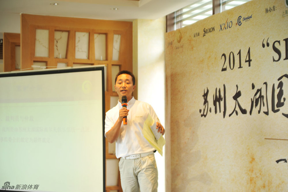 球队代表正将象征对阵顺序的磁条贴在背景板上，悬念就此揭晓。