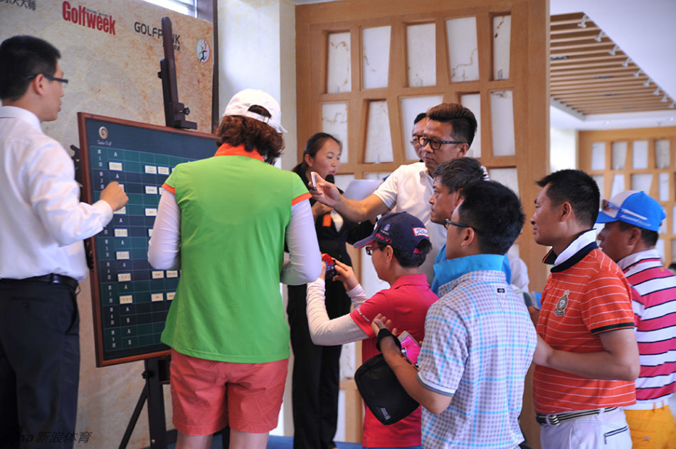 各队代表认真倾听赛制讲解，现场气氛专注而严肃。