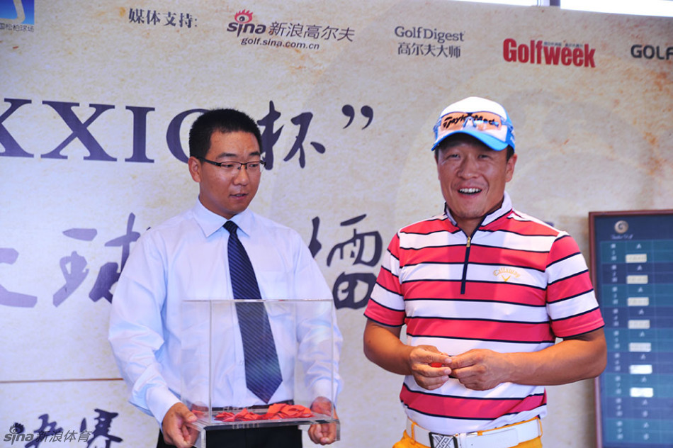 赛事裁判长Karl Kelly先生正在向各队代表详细宣读比赛规则，确保竞技公平。