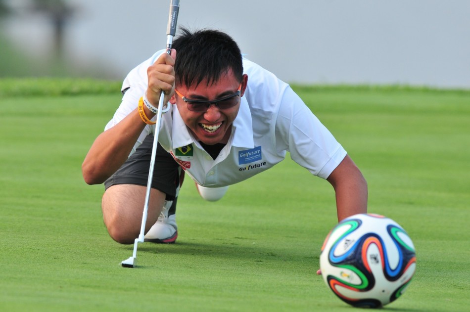 少女自信挥杆，足球划出优雅弧线飞向远方果岭