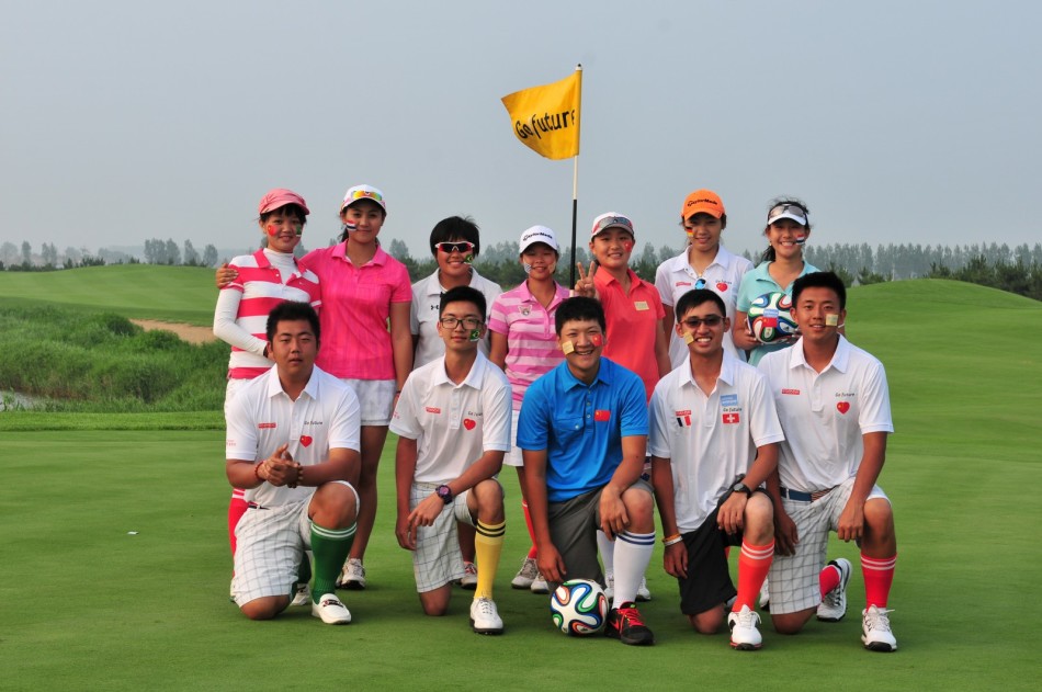 碧海蓝天之间，少年凌空抽射展现力量与技巧之美