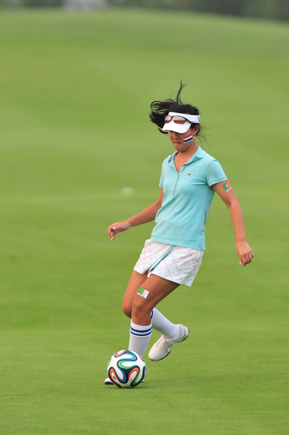 两位女性球员面带微笑亲切交流，分享球场心得与快乐